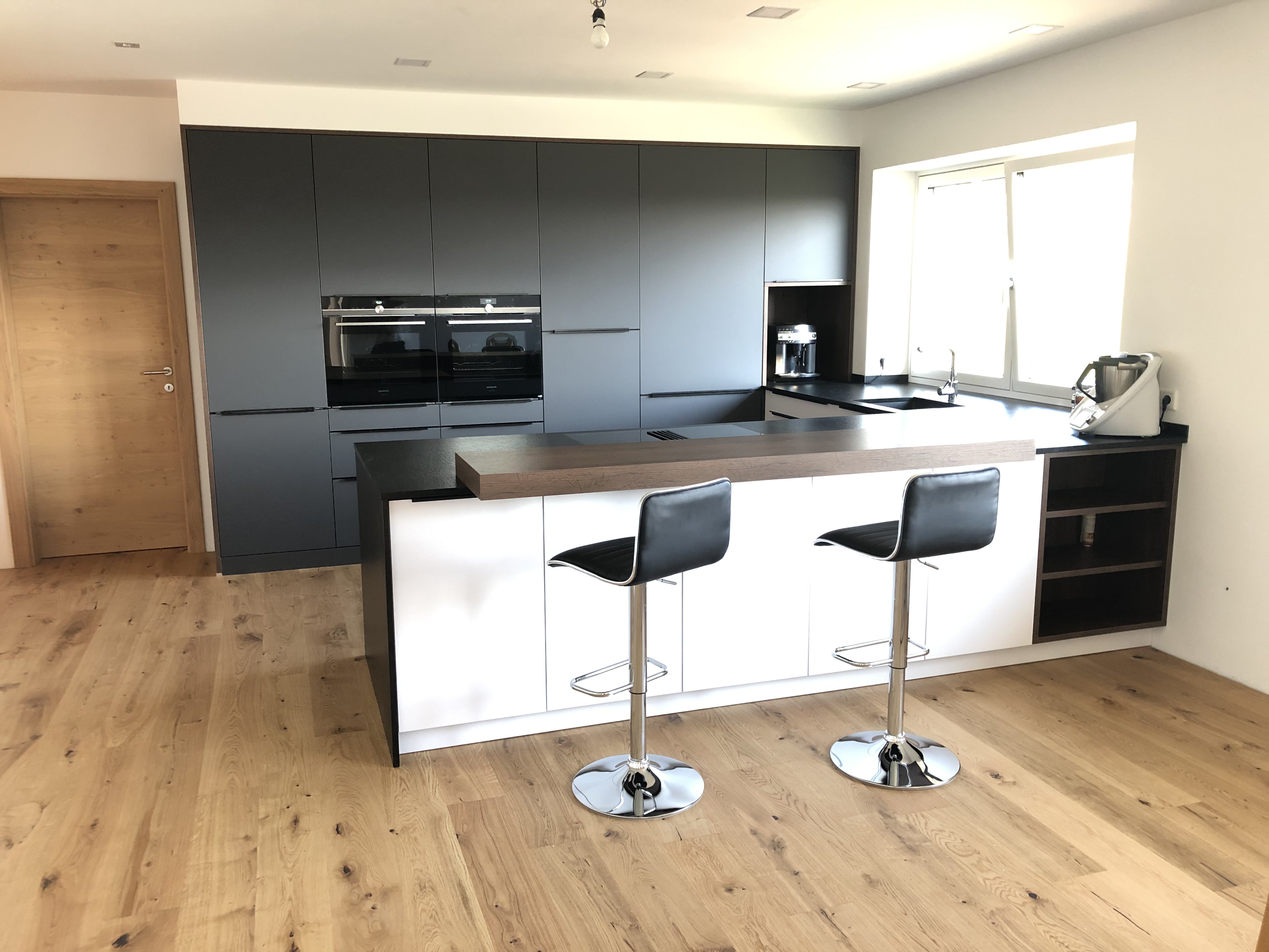 [26+] Weisse Schraenke Mit Dunklem Granit