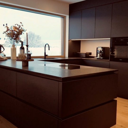Ein wunderschöner Wintermoment im neuem Zuhause ❄️

Eine Häcker Küche ganz modern in schwarz.
Fronten aus einer...